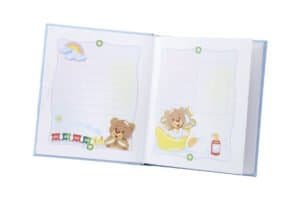 ALBUM BAMBINA ROSA 20X25 CON PLACCA ANGELI COLORATA IN ARGENTO PVD 4 Album per bambini con copertina celeste e placchetta tartaruga in argento PVD, ideale come regalo na.