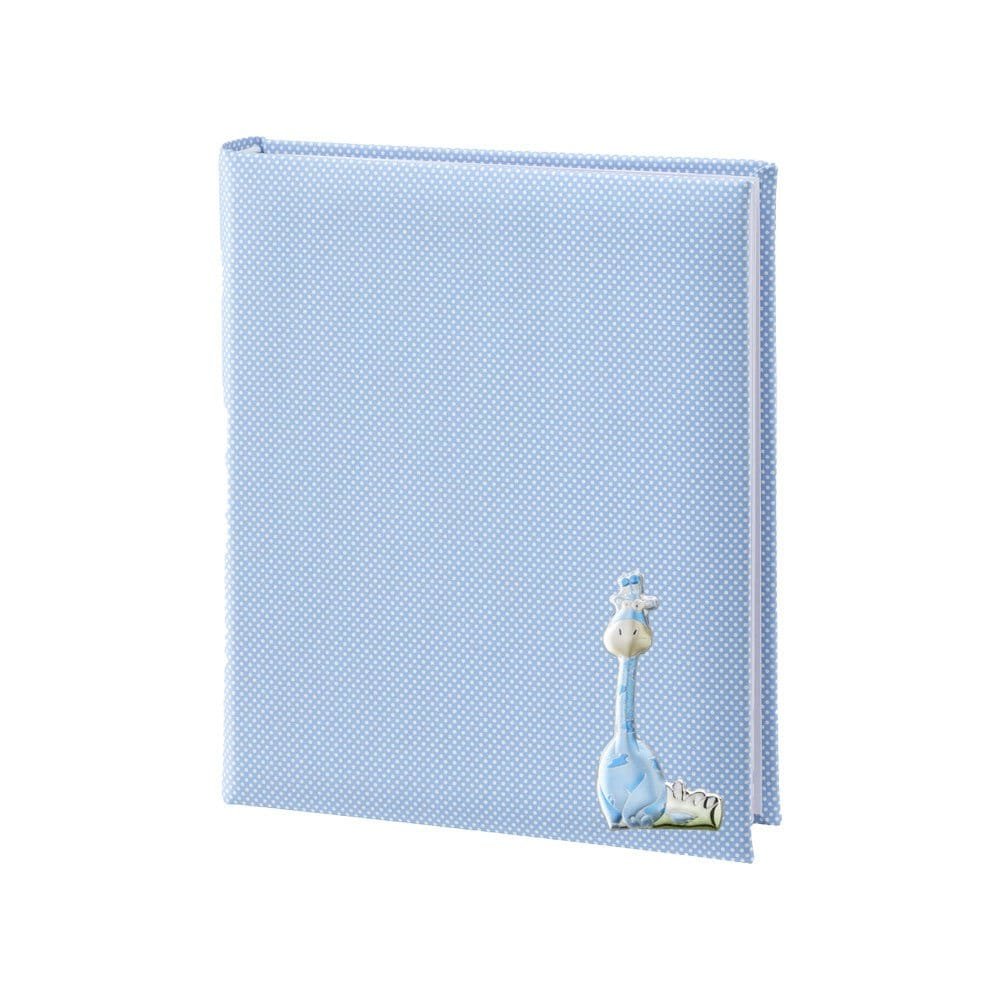 ALBUM BAMBINO CELESTE 20X25 CON PLACCA GIRAFFA COLORATA IN ARGENTO PVD 1 Album neonato con copertina azzurra e decorazione giraffa in rilievo.
