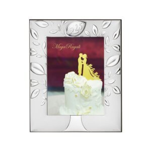 Cornice con torta decorata e regalo per occasioni speciali.
