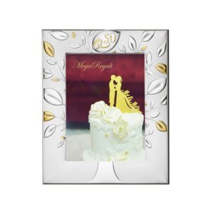 Torta di compleanno decorata con fiori bianchi in confezione regalo elegante.