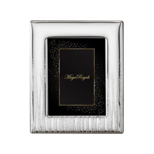 Cornice argentata con regalo di lusso e dettagli eleganti.