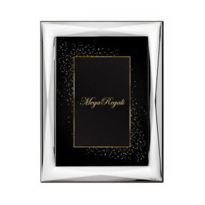 Immagine di un elegante pacchetto regalo con scatola nera e dettagli dorati, perfetto per occasioni.
