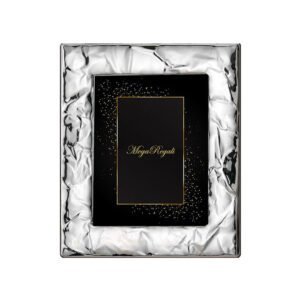 Confezione regalo di lusso con decorazioni dorate e nastro elegante.