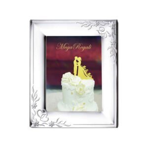 Torta nuziale bianca decorata con fiori e topper sposi, confezionata in scatola regalo elegante.
