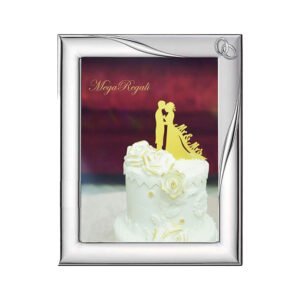 Torta nuziale decorata con fiori e topper sposi in silhouette, confezionata da MegaRegali.