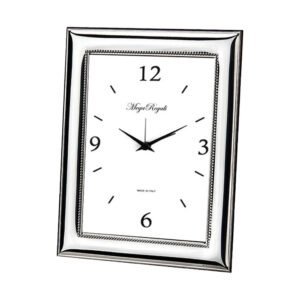 Orologio da parete con cornice argentata e design moderno, perfetto per decorare la casa o l'ufficio.